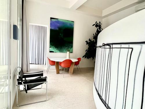 Zimmer mit einem Bett, einem Tisch und Stühlen in der Unterkunft PALAZZO BECCAGUTTI CAVRIANI - Gallery Suite e Frescoes Suite in Mantua