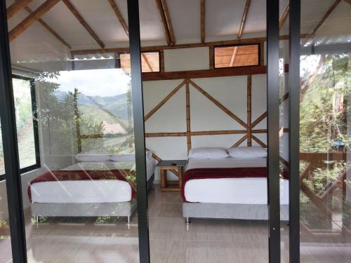 Fotografie z fotogalerie ubytování Las cabañas del escobo-CABAÑA GUACAMAYAS v destinaci Nimaima