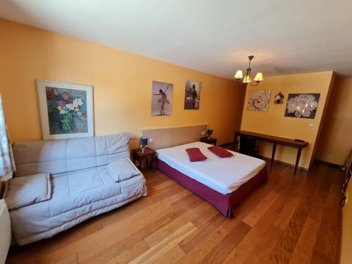 - un salon avec un lit et un canapé dans l'établissement Gîte de l'orangerie du château de Jallanges- 11 personnes, à Vernou-sur-Brenne
