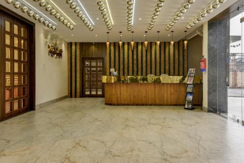 a lobby with a counter in the middle of a room at Treebo Winsome Banquet And Resort in Rānchī