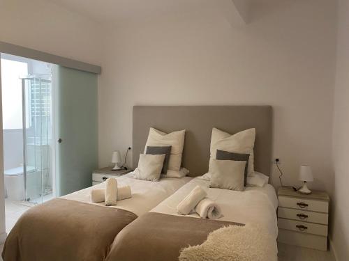 1 dormitorio con 1 cama grande y 2 almohadas en PRECIOSO Y ACOGEDOR APARTAMENTO EN PLENO CENTRO DE GRANADA, en Granada