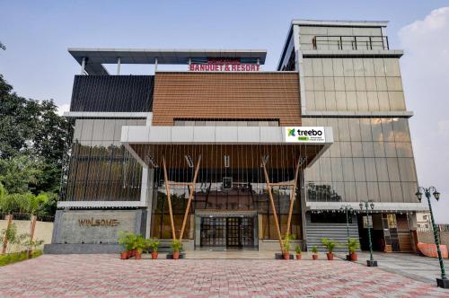 un edificio con un cartel en la parte delantera en Treebo Trend Winsome Banquet And Resort en Ranchi