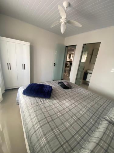 ein Schlafzimmer mit einem Bett mit einem blauen Kissen darauf in der Unterkunft Casa Da Dona Maria in Penha