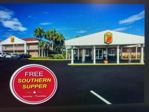 Super 8 by Wyndham Lake Cityに飾ってある許可証、賞状、看板またはその他の書類