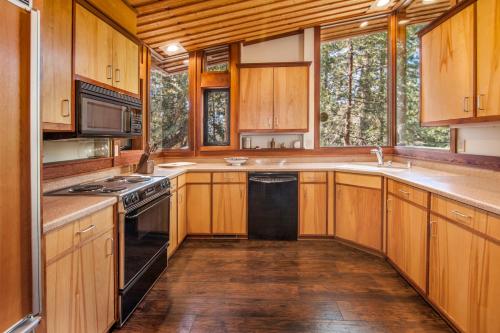 Idyllwild Innにあるキッチンまたは簡易キッチン
