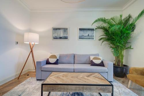 杜拜的住宿－Stunning 2BR l Marina View，客厅配有蓝色的沙发和桌子