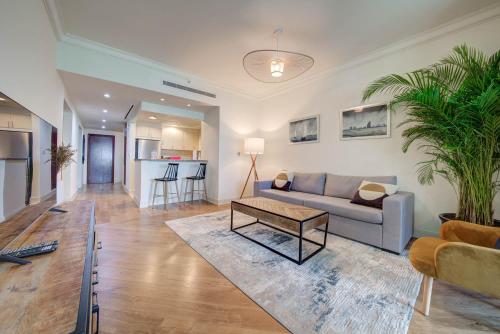 杜拜的住宿－Stunning 2BR l Marina View，客厅配有沙发和桌子