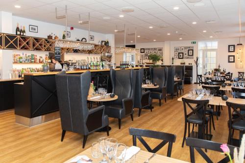 restauracja ze stołami i krzesłami oraz bar w obiekcie Skagen Hotel Annex w mieście Skagen