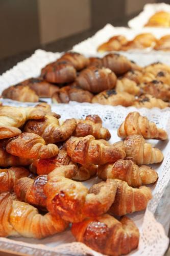 - un bouquet de pâtisseries assises sur une table dans l'établissement Montanyà, à Seva