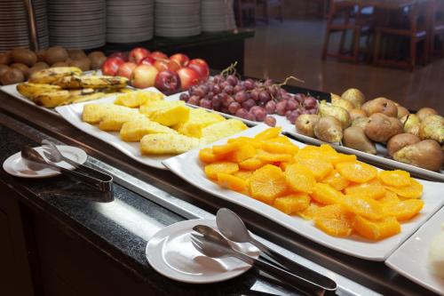 un buffet avec plusieurs plateaux de fruits exposés dans l'établissement Montanyà, à Seva