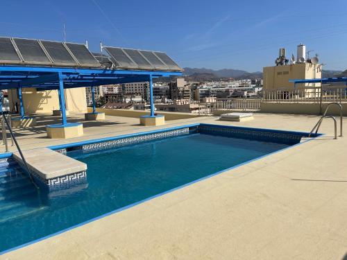 Dúplex junto al mar en el Faro Marbella con piscina y pets friendly