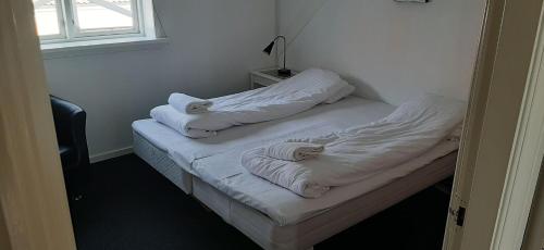 スケーエンにあるSkagen Villa & Apartmentsの- 白いタオル2枚(1室のベッドの上)