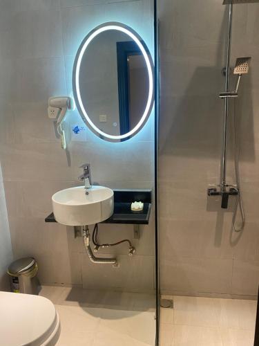 a bathroom with a sink and a mirror at فندق المنصور in Aḑ Ḑabbīyāt al Janūbīyāt