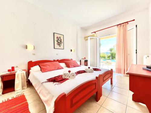 - une chambre avec un lit, un bureau et une fenêtre dans l'établissement Villa Bougarini with private pool by DadoVillas, à Velonádes