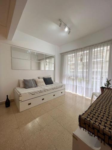 1 dormitorio con cama y ventana grande en Impecable Monoambiente en inmejorable ubicación en Mar del Plata