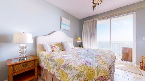 巴拿马城海滩Beachfront - Private Balcony - Near Pier - FLPCB62的一间带床和大窗户的卧室