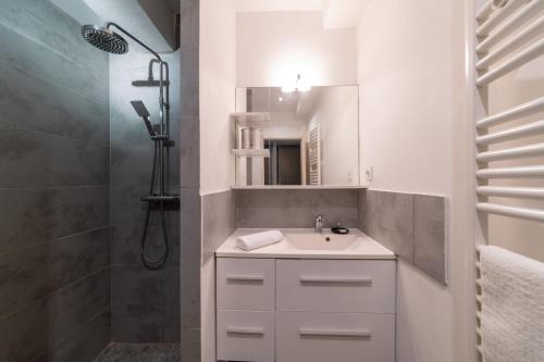 a white bathroom with a sink and a shower at APPARTEMENT T2 SPACIEUX ET COSY - HYPER-CENTRE - FREE WIFI - 2 pers in Avignon