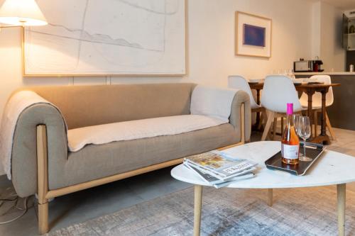 uma sala de estar com um sofá e uma mesa em APPARTEMENT T2 SPACIEUX ET COSY - HYPER-CENTRE - FREE WIFI - 2 pers em Avignon