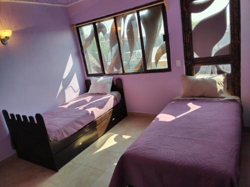 2 camas en una habitación con 2 ventanas en Gran México, en Ciudad de México