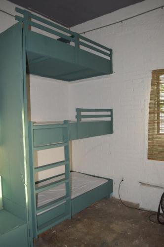 Palanda nebo palandy na pokoji v ubytování Canova Hostel & Pizza
