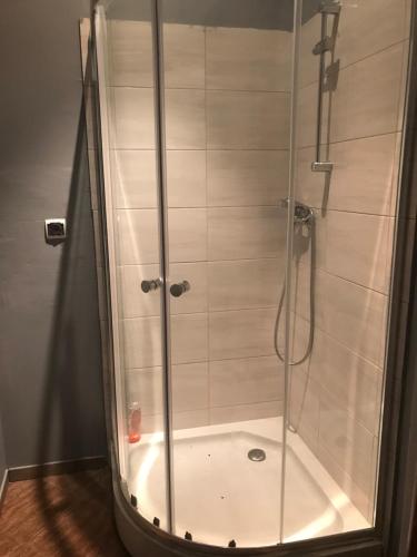 um chuveiro com uma caixa de vidro na casa de banho em Noclegi na Słowackiego 6 em Wałbrzych