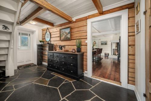 - une salle de bains pourvue d'une commode noire dans l'établissement Stamp and sauna! Small farm with fantastic view!, à Favang