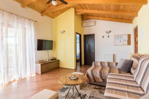 een woonkamer met een bank en een tafel bij beautiful bay house Duga in Okrug Gornji