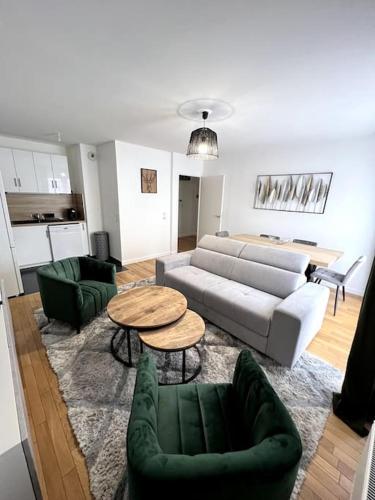 un salon avec un canapé et une table dans l'établissement New Ney - Disney-Ideal Family/Friends, à Serris