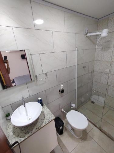 uma casa de banho com um WC, um lavatório e um chuveiro em Marina Guest House em Búzios
