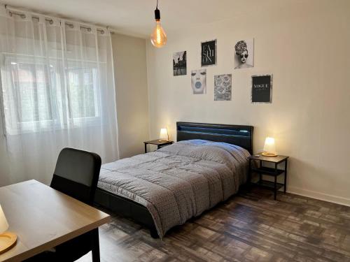 een slaapkamer met een bed en twee tafels en twee lampen bij F3 Centre- Ville Lafayette avec garage in Clermont-Ferrand