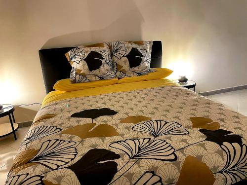 Casa Miracoli 40 في نابولي: سرير مع لحاف ووسائد عليه