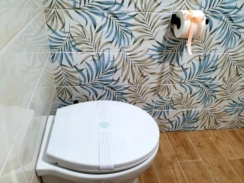 Casa Miracoli 40 في نابولي: مرحاض أبيض في حمام به جدار