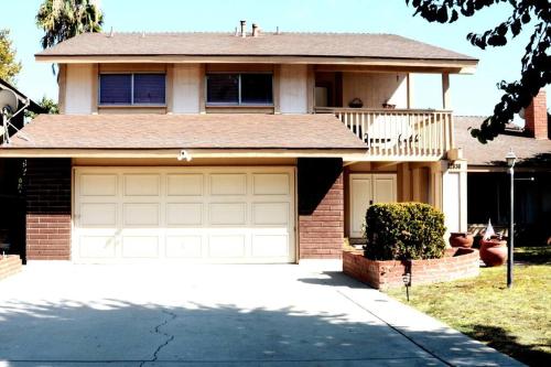 una casa con dos puertas de garaje delante de ella en Valley Gem, luxurious 5 bedroom 3 bath, sleeps 12, en Los Ángeles