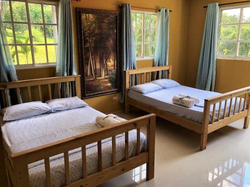 מיטה או מיטות בחדר ב-Green Sierra By Hospedify - Villa campestre con Piscina, Patio, BBQ, Jacuzzi, Billar, Gazebo para 16 personas