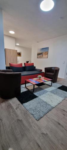 ein Wohnzimmer mit einem Sofa und einem Couchtisch in der Unterkunft SM3 Apartment in Triberg