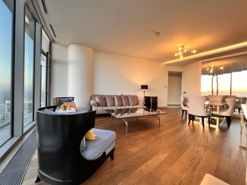 uma sala de estar com um sofá e uma mesa em A Luxury Residence 150m2, 3 min to Istinye Park Mall, 8 min to Vadi İstanbul, 2 Bedroom 3 Bathroom em Istambul
