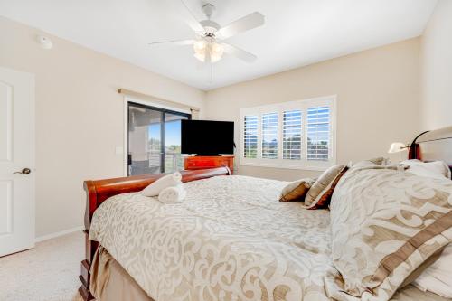 a bedroom with a bed and a ceiling fan at Paradise View Villa in Scottsdale