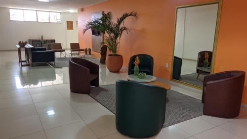 um átrio com cadeiras e uma mesa num edifício em Hotel do Grande Rio em Petrolina
