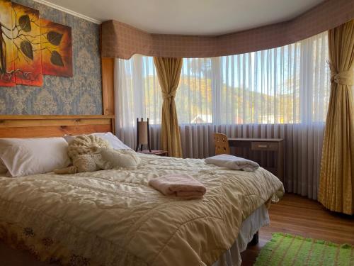 una camera con un letto e una grande finestra di Céntrico Depto 2 habitaciones en Pto Montt con estacionamiento a Puerto Montt