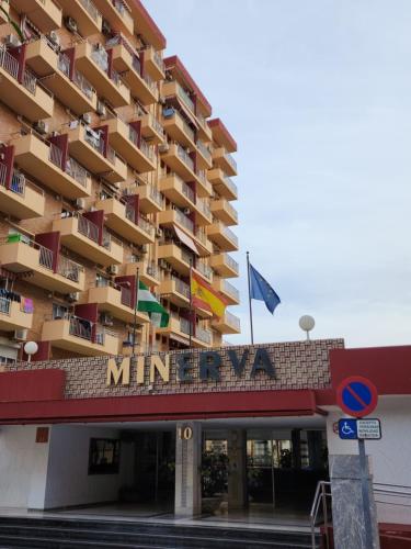 un grande edificio con un cartello che dice minnesota di Premium Studio Minerva 103 con Piscina y Parque Acuático a Benalmádena
