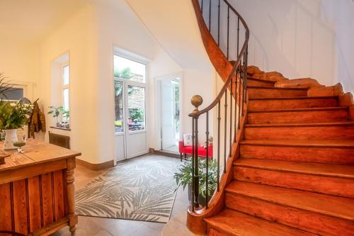 eine Treppe in einem Haus mit einer roten Bank in der Unterkunft -- La main à la pâte -- in Boulogne-sur-Mer