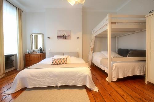 een slaapkamer met 2 bedden en een stapelbed bij -- La main à la pâte -- in Boulogne-sur-Mer