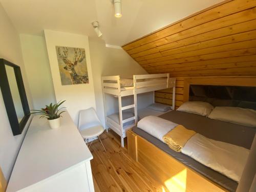 Tempat tidur susun dalam kamar di Jurzyków
