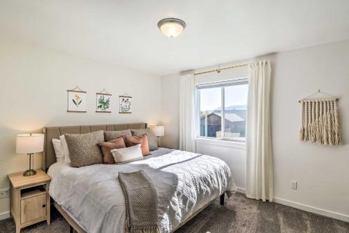 Ένα ή περισσότερα κρεβάτια σε δωμάτιο στο Kalispell Home with 2 Suites about 35 Mi to Glacier