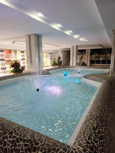 una piscina con fontana in un edificio di Premium Studio Minerva 103 con Piscina y Parque Acuático a Benalmádena
