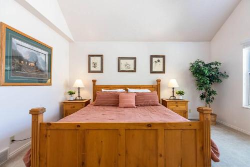 Postel nebo postele na pokoji v ubytování Wasatch Grove - Prvt Hot Tub, Close to Resorts!