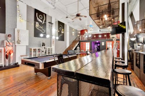 um bar com uma mesa de pingue-pongue num quarto em St. Vincent Lofts em Los Angeles