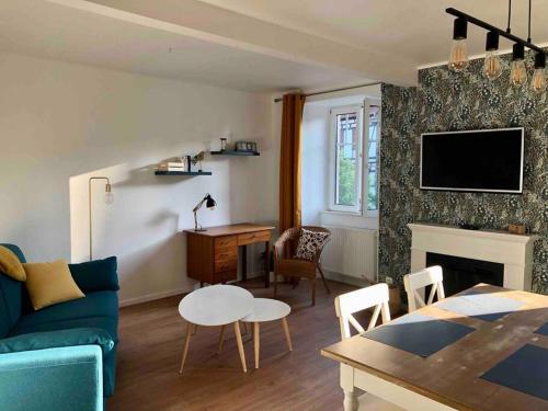 un soggiorno con divano e tavolo di Le Carrousel - Appartement cosy centre Obernai a Obernai