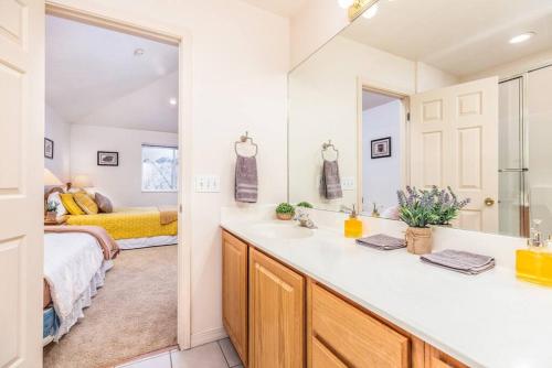 Postel nebo postele na pokoji v ubytování Cottonwood Canyon Basecamp Retreat - 5 Bathrooms