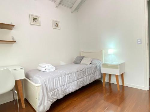 Schlafzimmer mit einem Bett, einem Schreibtisch und einem Bett in der Unterkunft Casa Le Martial in Ushuaia